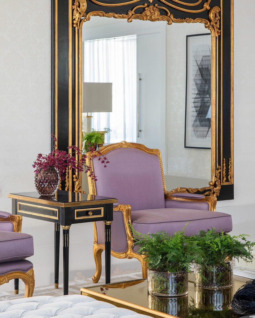 SIX MAIN SHADES OF PURPLE TO ENHANCE YOUR DECORATION 5 Imagem destaca uma poltrona roxa que se destaca na decoração.