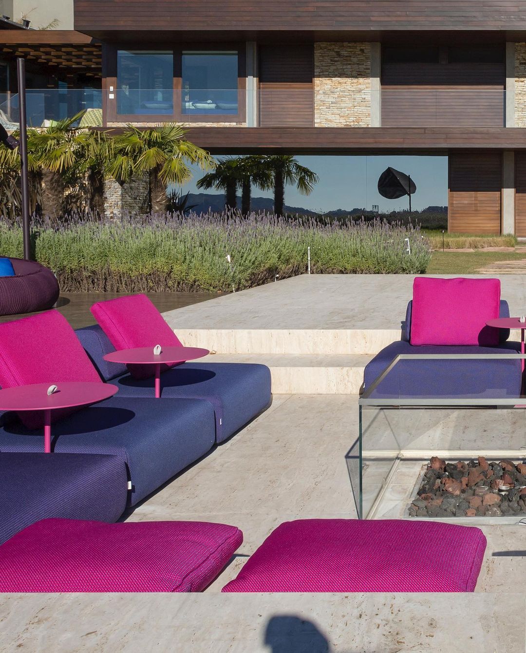 SIX MAIN SHADES OF PURPLE TO ENHANCE YOUR DECORATION 7 Imagem apresenta intensos tons de roxo em áreas externas.