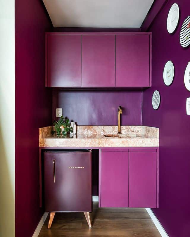 SIX MAIN SHADES OF PURPLE TO ENHANCE YOUR DECORATION 9 Imagem mostra um quarto com parede roxa vibrante.