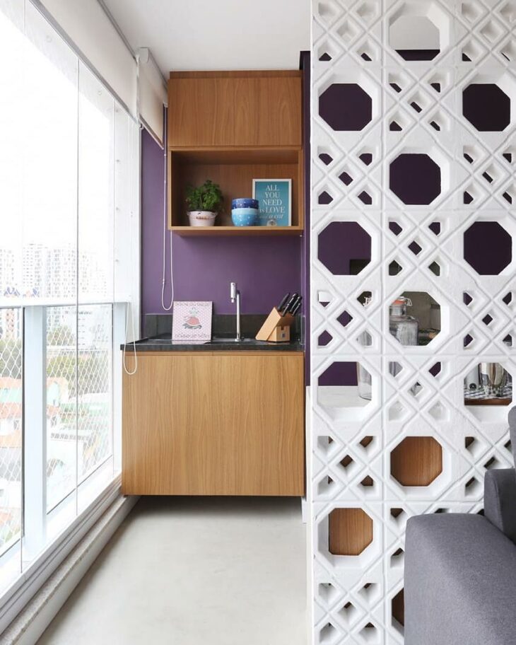 SIX MAIN SHADES OF PURPLE TO ENHANCE YOUR DECORATION 2 Imagem apresenta uma parede roxa diferenciada.