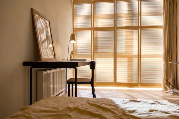 Minimalist window shades have become a top choice for homeowners and designers looking for sleek, functional, and versatile window treatments. Their clean lines, neutral tones, and ability to enhance natural light make them a staple in modern interiors. They require minimal maintenance, adapt well to various decor styles, and support the growing preference for simplicity in home design.